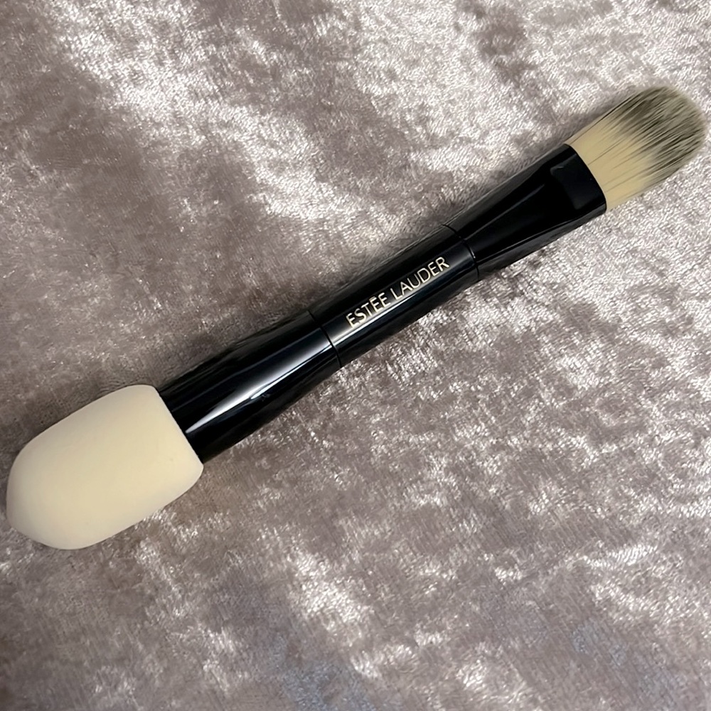 ESTÉE LAUDER MAKEUP BRUSH